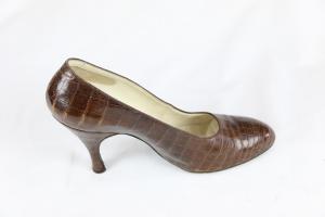 Zapato piel lagarto tacón alto.