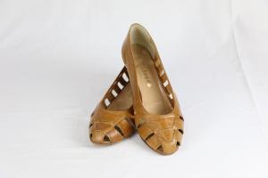 Sandalias cerradas con tacón bajo.