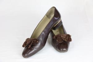 Zapato tacón bajo tipo Oxford sin cordones.