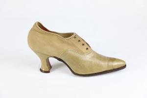 Zapato abotinado con cordones