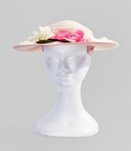 Sombrero de paja decorado con flores