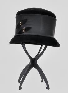 Sombrero negro con copa alta