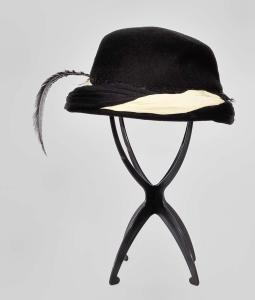 Sombrero de fieltro negro con pluma