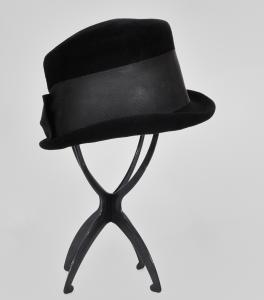Sombrero negro con copa alta