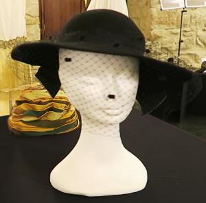Sombrero de ala corta negro con velo