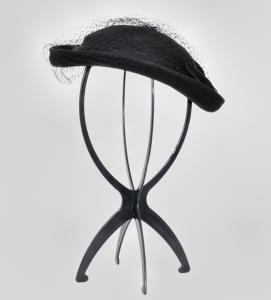 Sombrero de fieltro negro y tul