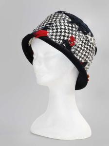 Sombrero cloche negro y pata de gallo