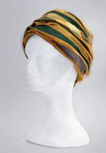 Turbante en tonos dorados y verde