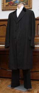 Traje negro de caballero con abrigo