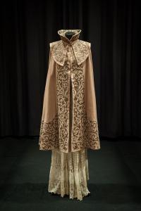 Vestido de tarde con capa