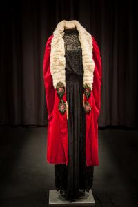 Vestido de noche con capa de ópera