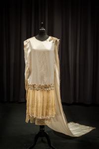 Vestido de boda con cola larga